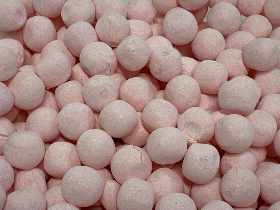 Mansikkatoffeepallo - pinkki irtokarkki - Karkkikuja